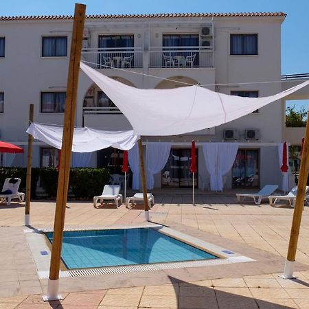 Amore Hotel Apts Paralimni Bagian luar foto