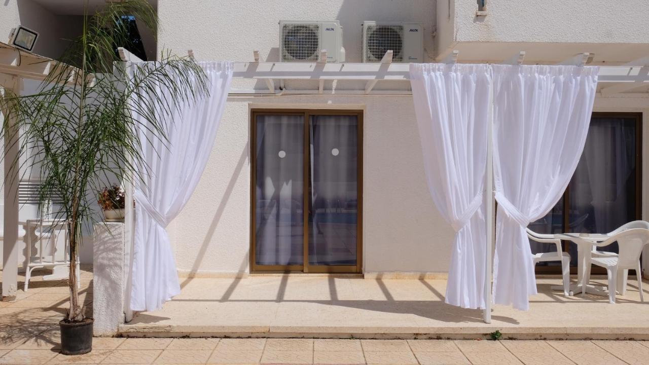 Amore Hotel Apts Paralimni Bagian luar foto