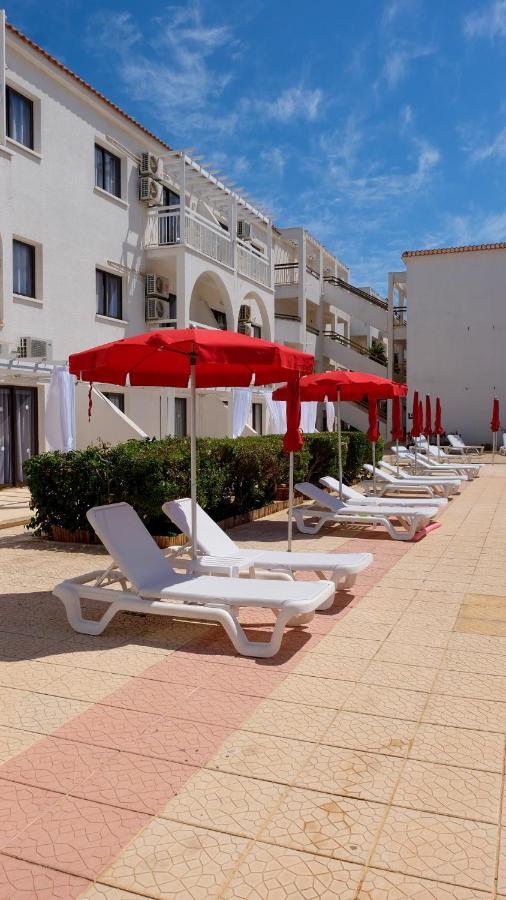 Amore Hotel Apts Paralimni Bagian luar foto